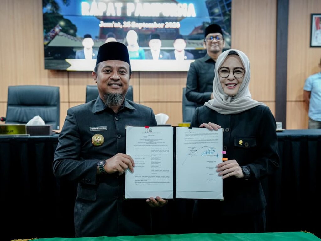 Gubernur Andi Sudirman Sulaiman bersama pimpinan DPRD Sulsel menyepakati Ranperda Perubahan APBD 2026 di Makassar, Jumat (25/9/2026) malam.