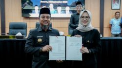 Gubernur Andi Sudirman Sulaiman bersama pimpinan DPRD Sulsel menyepakati Ranperda Perubahan APBD 2026 di Makassar, Jumat (25/9/2026) malam.