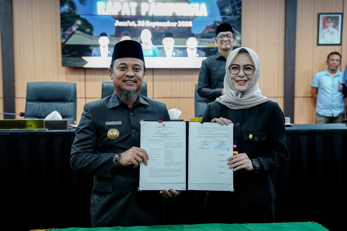 Gubernur Andi Sudirman Sulaiman bersama pimpinan DPRD Sulsel menyepakati Ranperda Perubahan APBD 2026 di Makassar, Jumat (25/9/2026) malam.