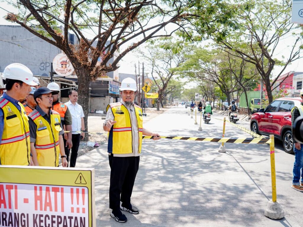 Gubernur Sulsel Andi Sudirman Sulaiman resmi membuka kembali ruas Jalan Aroepala Makassar sepanjang 1,8 km yang rampung dibeton, Sabtu (26/9/2026).