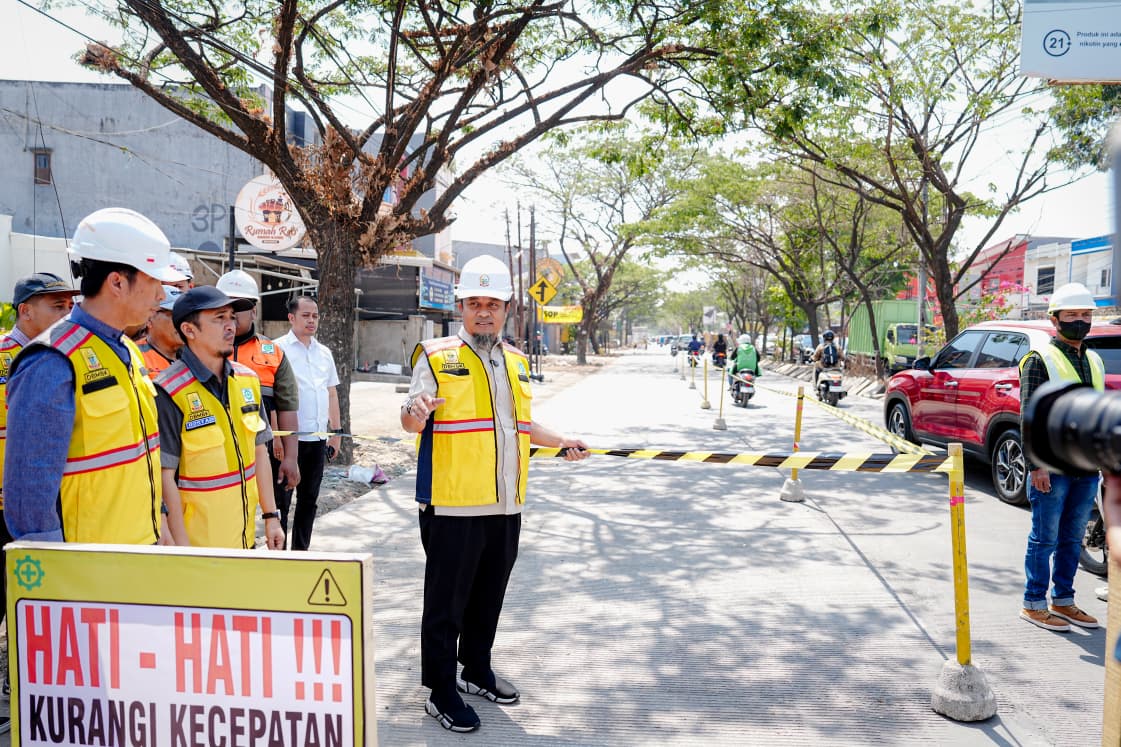 Gubernur Sulsel Andi Sudirman Sulaiman resmi membuka kembali ruas Jalan Aroepala Makassar sepanjang 1,8 km yang rampung dibeton, Sabtu (26/9/2026).
