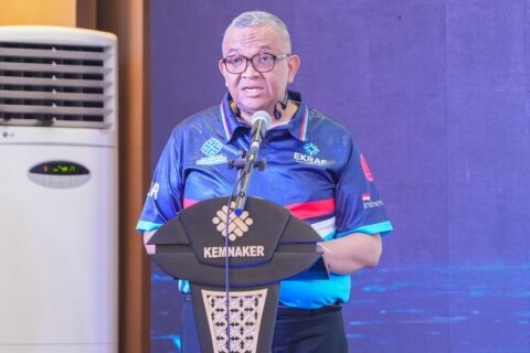 Hadapi Perkembangan Teknologi, Wamenaker Tekankan Peningkatan Kompetensi Teknisi Ponsel