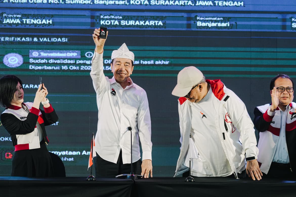 Presiden ke-7 RI Joko Widodo menghadiri Rapat Koordinasi Daerah DPD PSI Kota Bandung di Grand Pasundan, Bandung, Sabtu (26/9/2026).