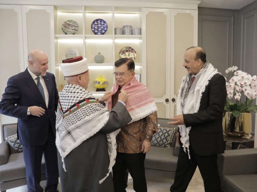 Jusuf Kalla menerima pengalungan syal Keffiyeh dari Grand Imam Masjid Al-Aqsa saat kunjungan kehormatan di Jakarta sebagai simbol solidaritas.