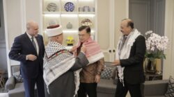 Jusuf Kalla menerima pengalungan syal Keffiyeh dari Grand Imam Masjid Al-Aqsa saat kunjungan kehormatan di Jakarta sebagai simbol solidaritas.