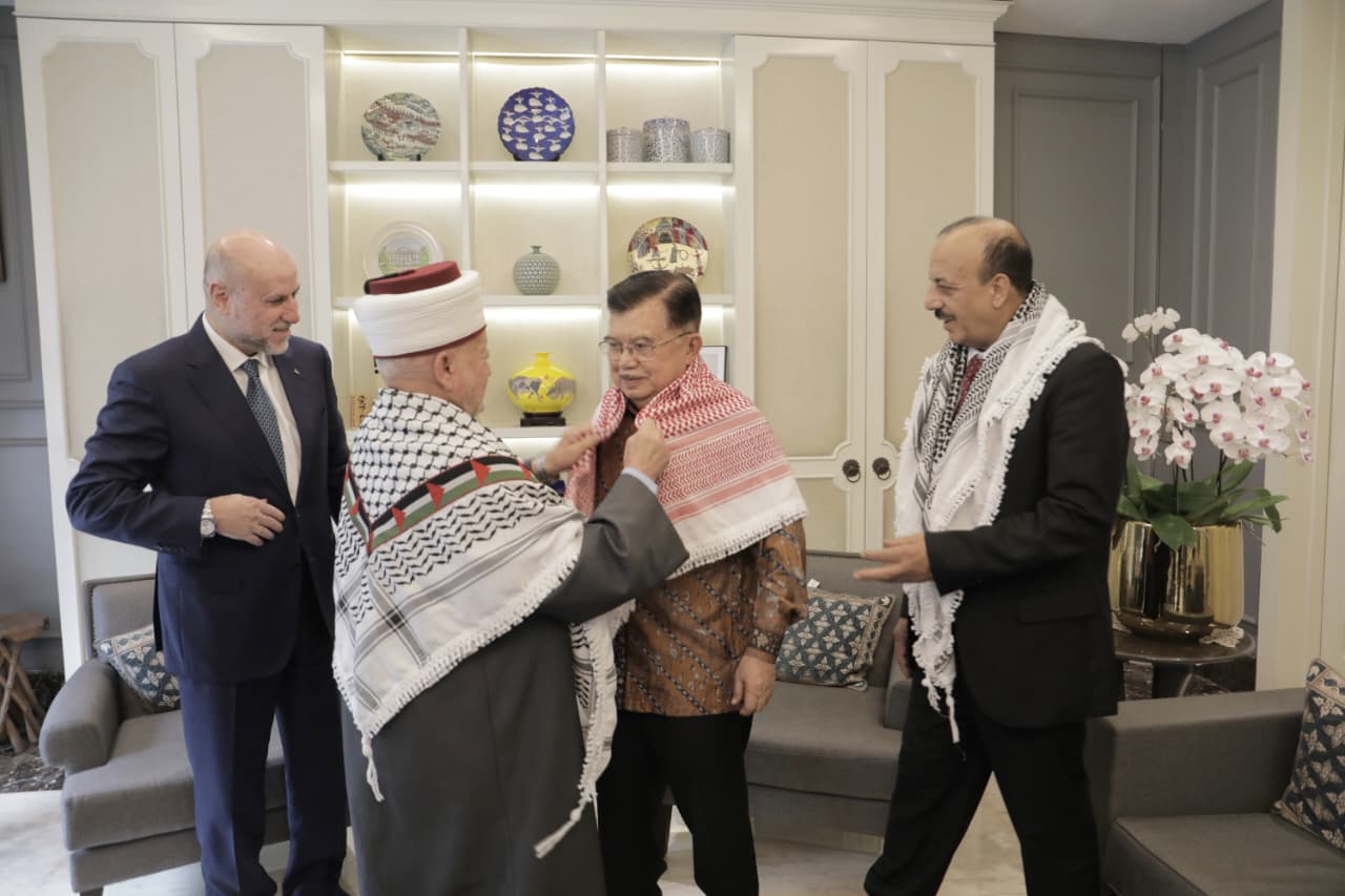 Jusuf Kalla menerima pengalungan syal Keffiyeh dari Grand Imam Masjid Al-Aqsa saat kunjungan kehormatan di Jakarta sebagai simbol solidaritas.