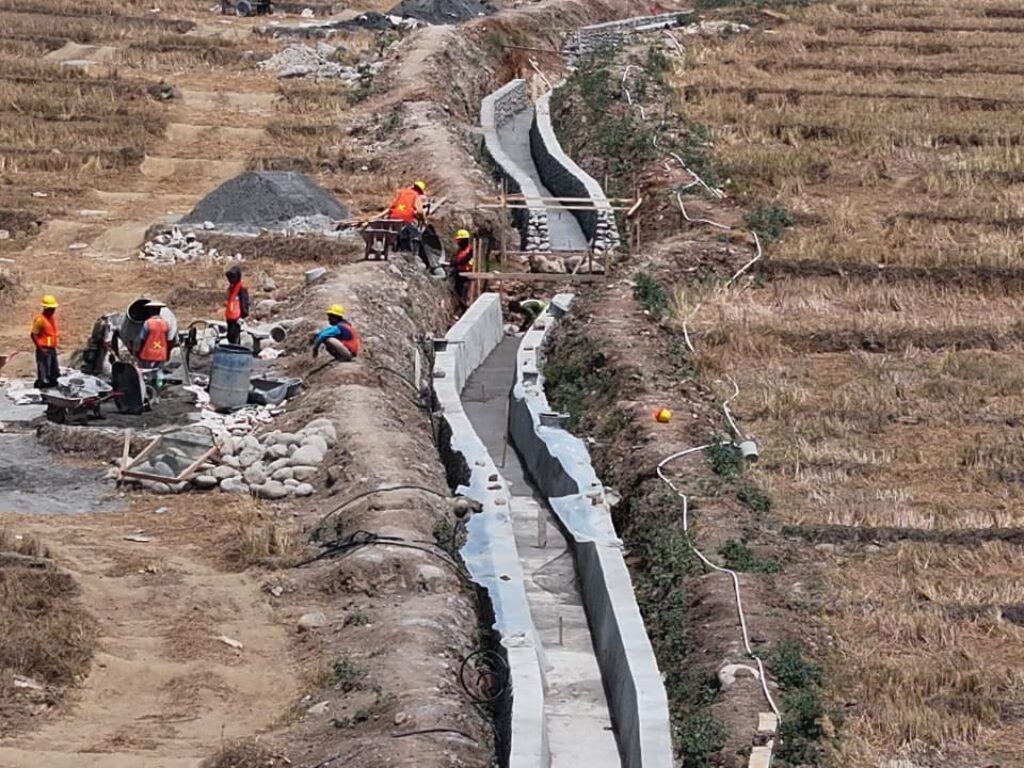 Progres pembangunan jaringan irigasi di Desa Bontonyeleng, Bulukumba, yang kini mencapai 1,1 km guna mengairi 1.200 hektar sawah masyarakat setempat.