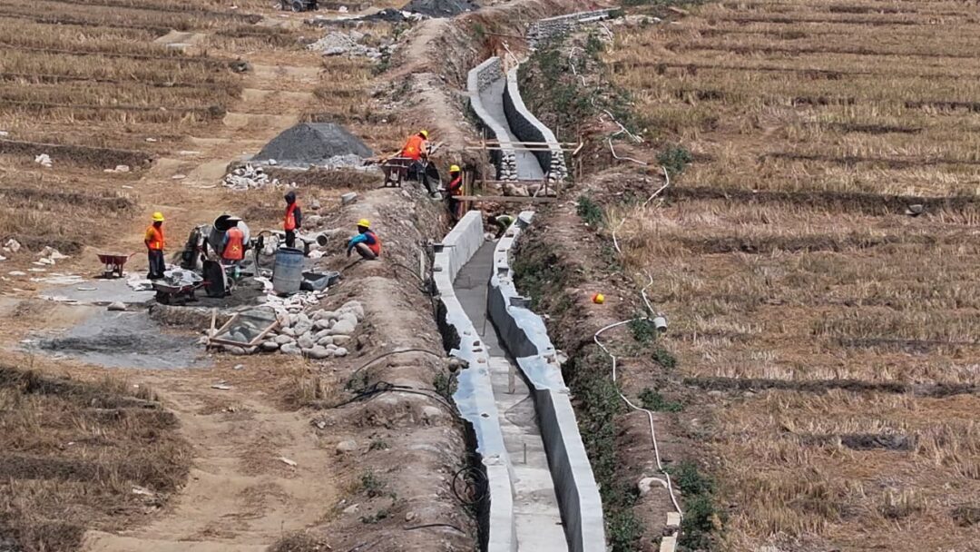 Progres pembangunan jaringan irigasi di Desa Bontonyeleng, Bulukumba, yang kini mencapai 1,1 km guna mengairi 1.200 hektar sawah masyarakat setempat.