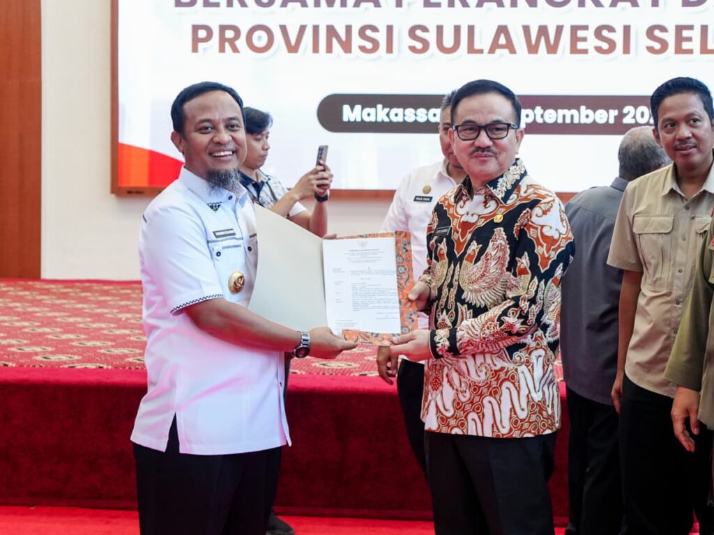 Gubernur Sulsel Andi Sudirman Sulaiman beri penghargaan ke Jufri Rahman yang purnabakti usai 40 tahun mengabdi di birokrasi, Makassar (29/9/2026).