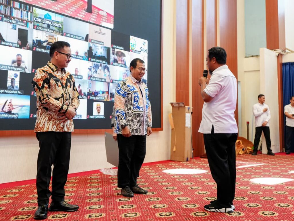 Gubernur Sulsel Andi Sudirman Sulaiman melepas purnabakti Sekda Jufri Rahman dan Iqbal Suaeb di Rujab Gubernur Sulsel, Makassar, Selasa (29/9/2026).
