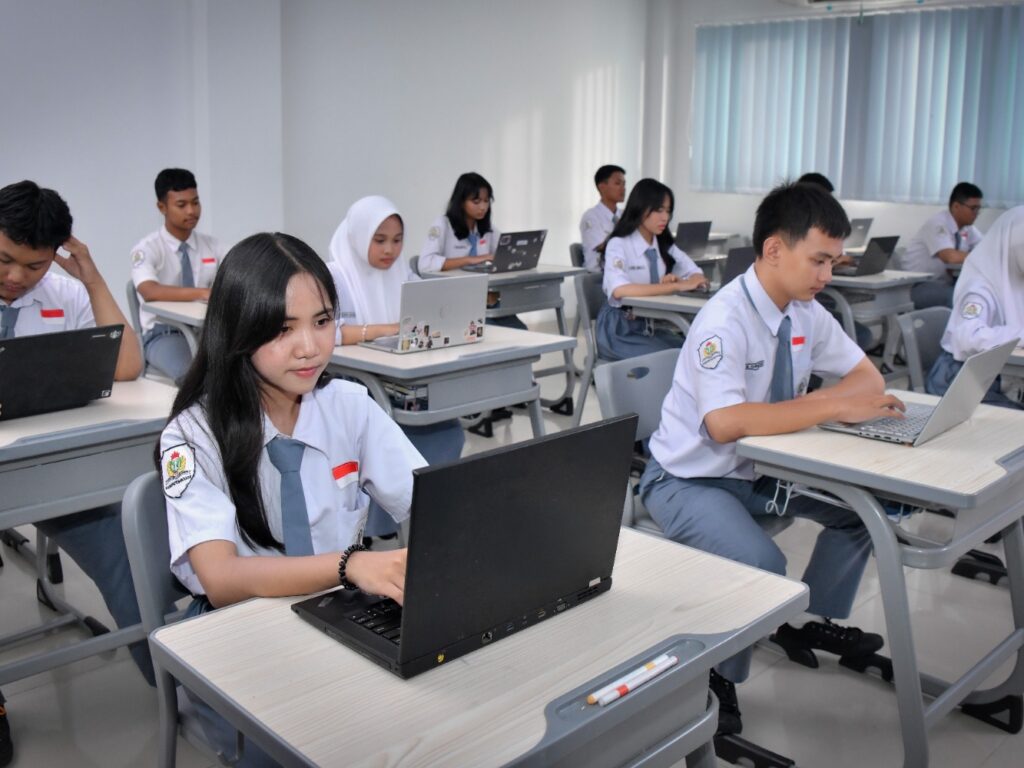 Kemendikdasmen mencatat pendaftaran TKA 2026 mencapai 3,86 juta siswa, meningkat 9,8% jelang pelaksanaan ujian pada 26 Oktober-8 November.