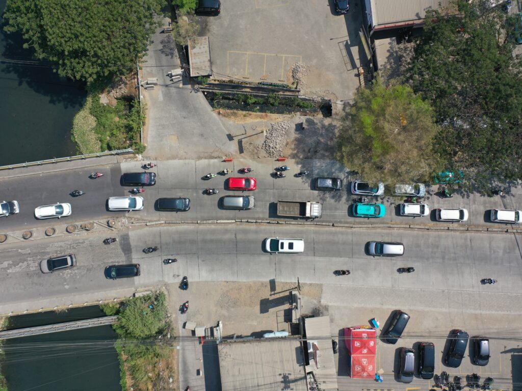 Pekerjaan infrastruktur Jalan Aroepala Makassar segmen I yang siap diaspal lapis kedua dan diberi marka usai pengerjaan drainase selesai.