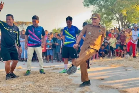 Camat Sangkarrang Buka Turnamen Sepak Bola Usia Anak di Kodingareng