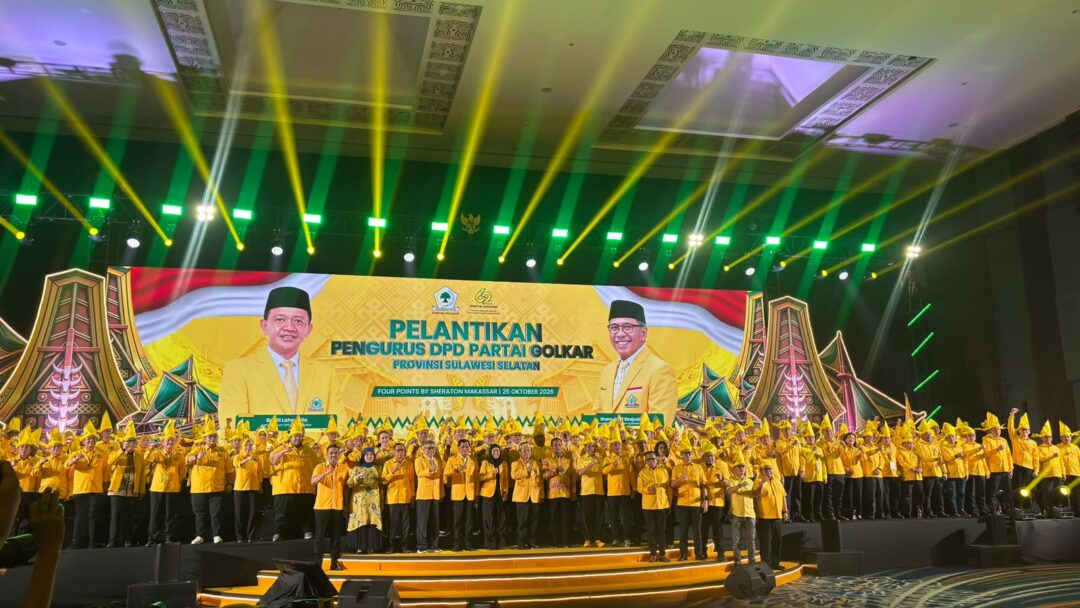 Jajaran pengurus DPD Partai Golkar Sulawesi Selatan berfoto bersama di atas panggung setelah pelantikan periode 2025–2030 di Makassar.