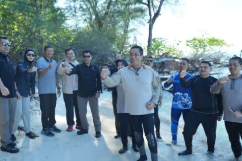 Wali Kota Munafri Hadiri Baksos Polda Sulsel di Pulau Lanjukang, Serahkan Genset dan Pompa Air Bersih