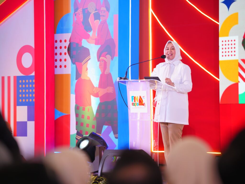Wakil Gubernur Sulsel Fatmawati Rusdi menyampaikan sambutan saat membuka FIN Expo BIK 2026 di Atrium Mall Trans Studio Makassar, Sabtu (3/10/2026).