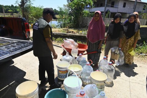 Kemarau Berkepanjangan, Pemprov Sulsel Salurkan 403.000 Liter Air Bersih untuk 13.235 Warga Makassar