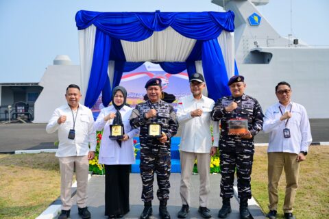 KRI Marlin 877 Bawa Rp25 Miliar ke Lima Pulau Sulsel, Warga Bisa Tukar Uang Lusuh dengan Uang Baru