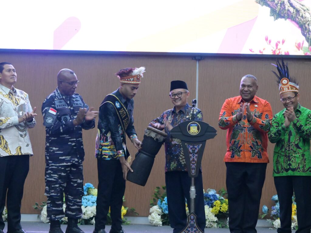 Menteri Pendidikan Dasar dan Menengah Abdul Mu’ti bersama jajaran pejabat dan tokoh Papua menghadiri pembukaan Kongres Bahasa Daerah 2026 di Jayapura, Papua, Senin (19/10/2026). Kegiatan ini mendorong penguatan pelindungan dan pelestarian bahasa daerah sebagai bagian dari identitas dan warisan budaya bangsa.