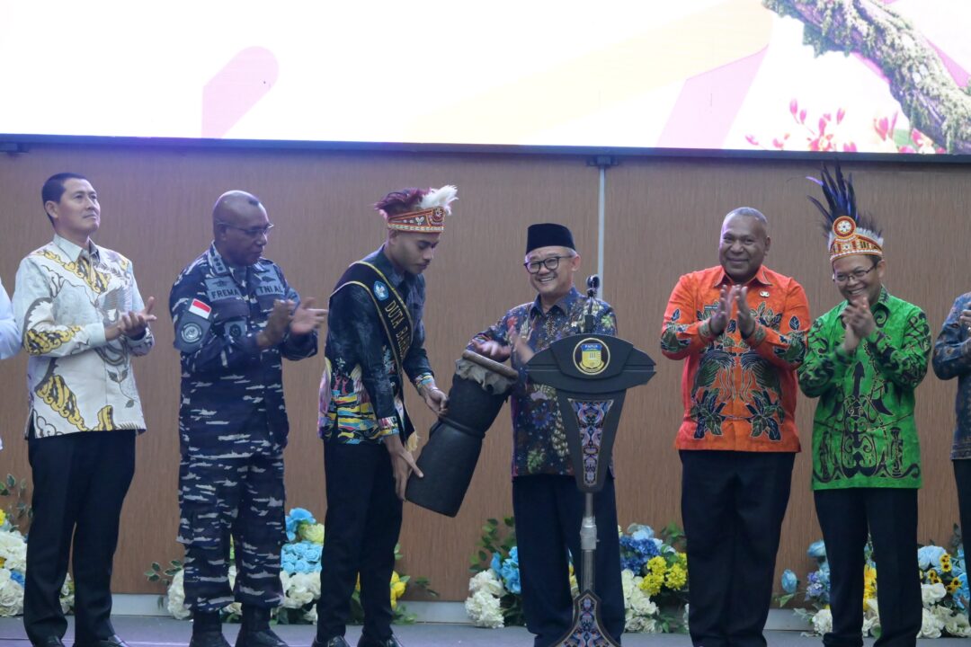 Menteri Pendidikan Dasar dan Menengah Abdul Mu’ti bersama jajaran pejabat dan tokoh Papua menghadiri pembukaan Kongres Bahasa Daerah 2026 di Jayapura, Papua, Senin (19/10/2026). Kegiatan ini mendorong penguatan pelindungan dan pelestarian bahasa daerah sebagai bagian dari identitas dan warisan budaya bangsa.