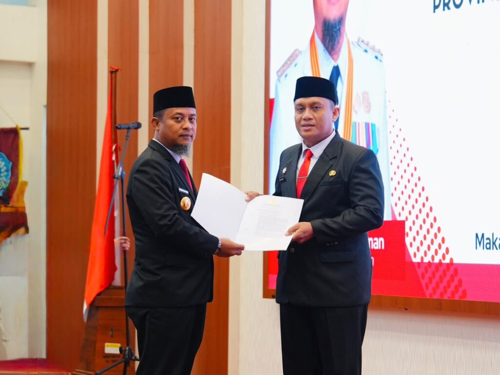 Gubernur Sulsel Andi Sudirman Sulaiman melantik Andi Winarno Eka Putra sebagai Pj Sekda Sulsel di Rujab Gubernur, Makassar, Senin (5/10/2026).