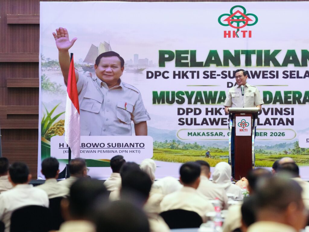 Plh Sekda Sulsel Andi Winarno Eka Putra mendampingi Wagub Fatmawati Rusdi pada pelantikan pengurus DPC HKTI se-Sulsel di Makassar, Minggu (4/10/2026).