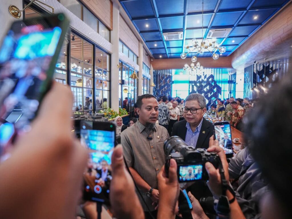 Gubernur Sulsel Andi Sudirman Sulaiman bersama Ketua Komisi II DPR RI membahas tata kelola aset daerah di Grind and Pull Makassar, Selasa (6/10/2026).