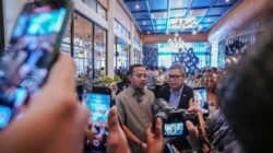 Gubernur Sulsel Andi Sudirman Sulaiman bersama Ketua Komisi II DPR RI membahas tata kelola aset daerah di Grind and Pull Makassar, Selasa (6/10/2026).