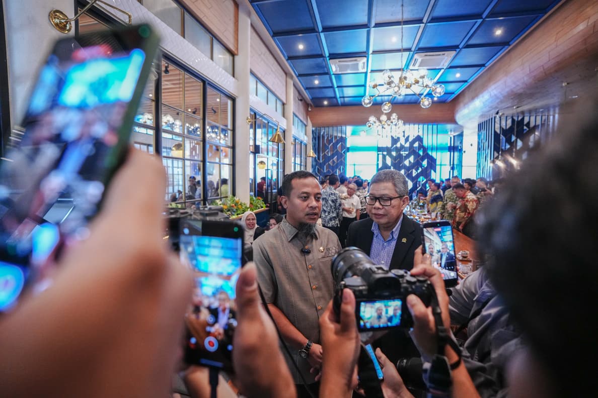 Gubernur Sulsel Andi Sudirman Sulaiman bersama Ketua Komisi II DPR RI membahas tata kelola aset daerah di Grind and Pull Makassar, Selasa (6/10/2026).