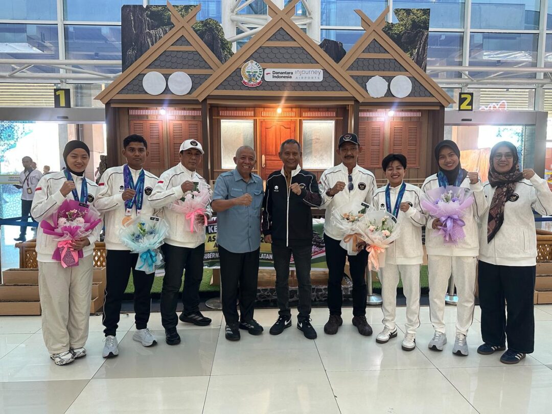 Atlet Sulsel disambut Kadispora Suherman di Bandara Sultan Hasanuddin, Makassar, Rabu (7/10/2026), usai berlaga di Asian Games 2026.