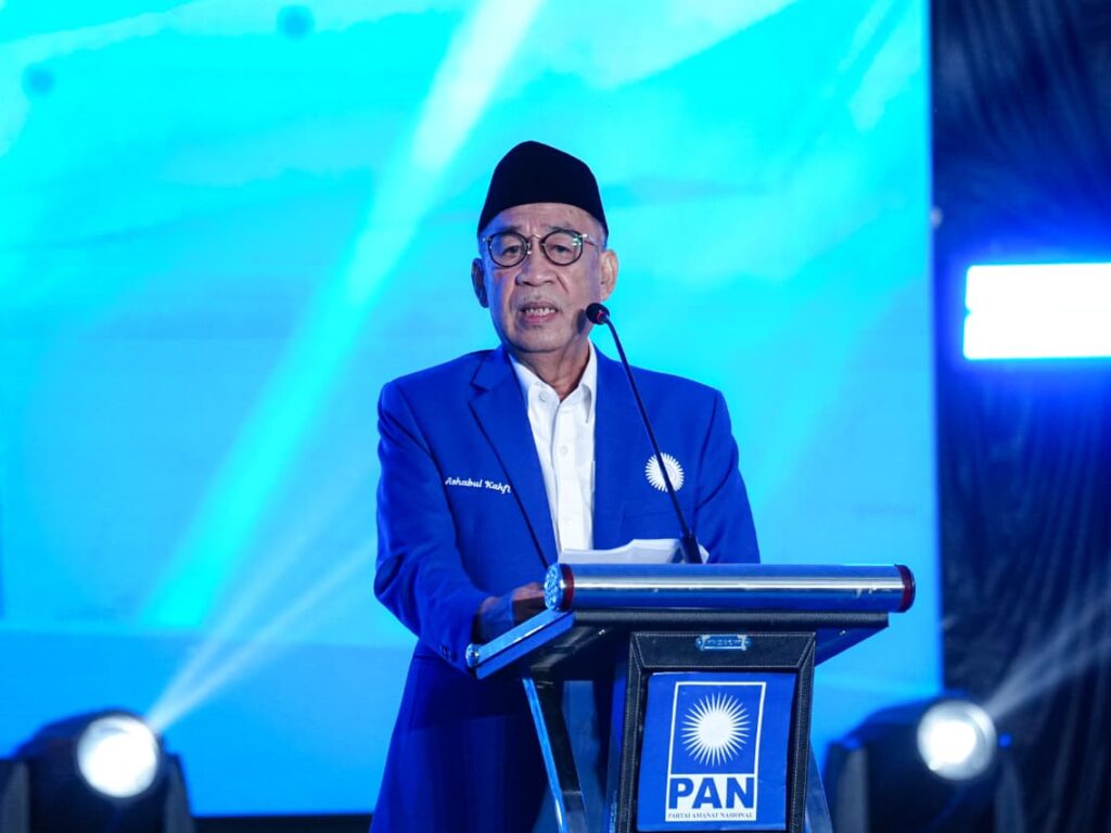 Ashabul Kahfi mengapresiasi pembangunan jalan beton melalui program MYP Pemprov Sulsel saat pelantikan pengurus PAN di Makassar, Rabu (7/10/2026).
