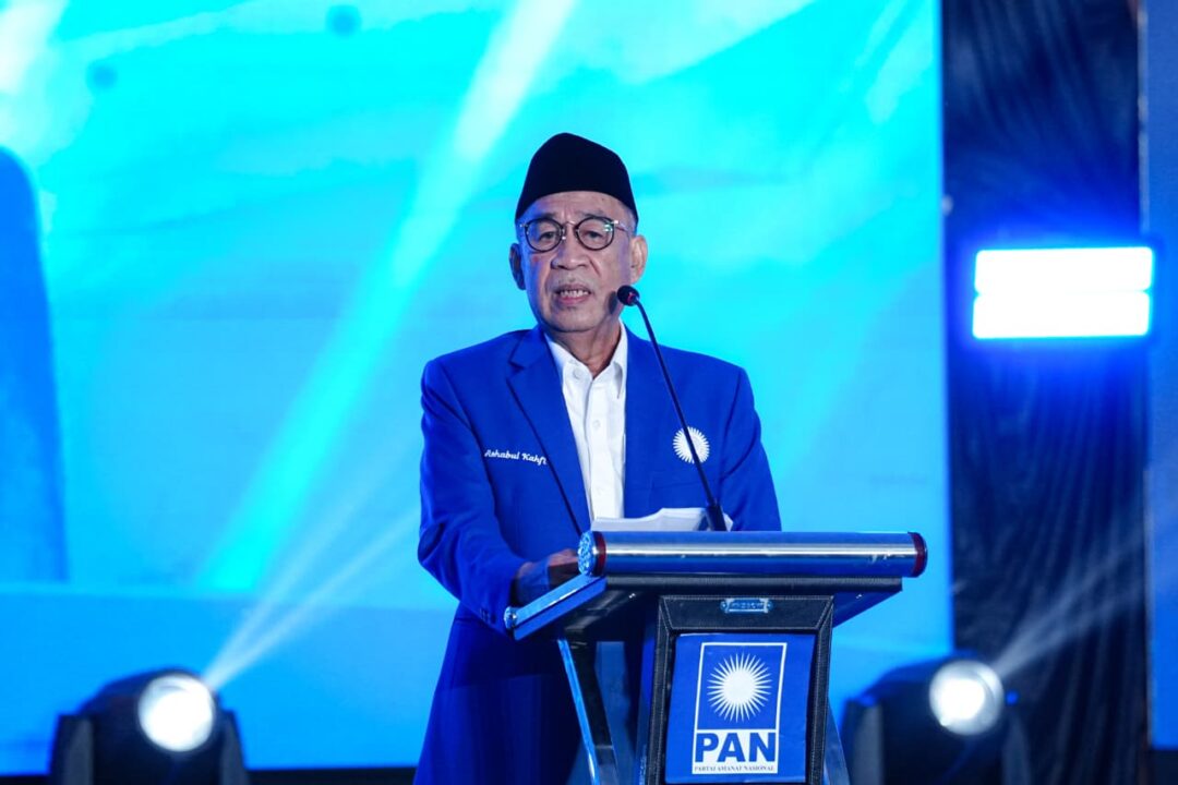 Ashabul Kahfi mengapresiasi pembangunan jalan beton melalui program MYP Pemprov Sulsel saat pelantikan pengurus PAN di Makassar, Rabu (7/10/2026).