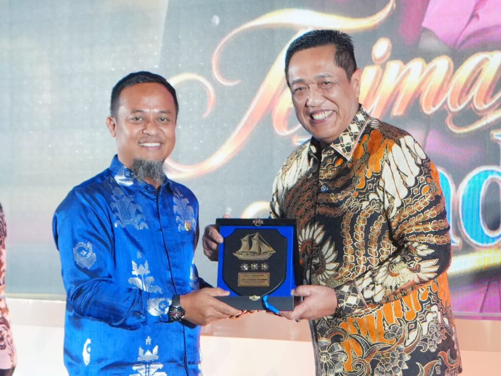 Gubernur Sulsel Andi Sudirman Sulaiman menghadiri pisah sambut Kapolda Sulsel di Aula Mappaoddang, Makassar, Jumat (9/10/2026) malam, untuk perkuat sinergi.