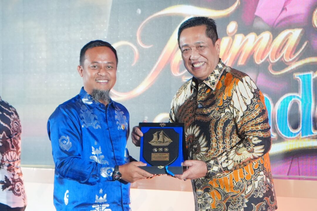 Gubernur Sulsel Andi Sudirman Sulaiman menghadiri pisah sambut Kapolda Sulsel di Aula Mappaoddang, Makassar, Jumat (9/10/2026) malam, untuk perkuat sinergi.