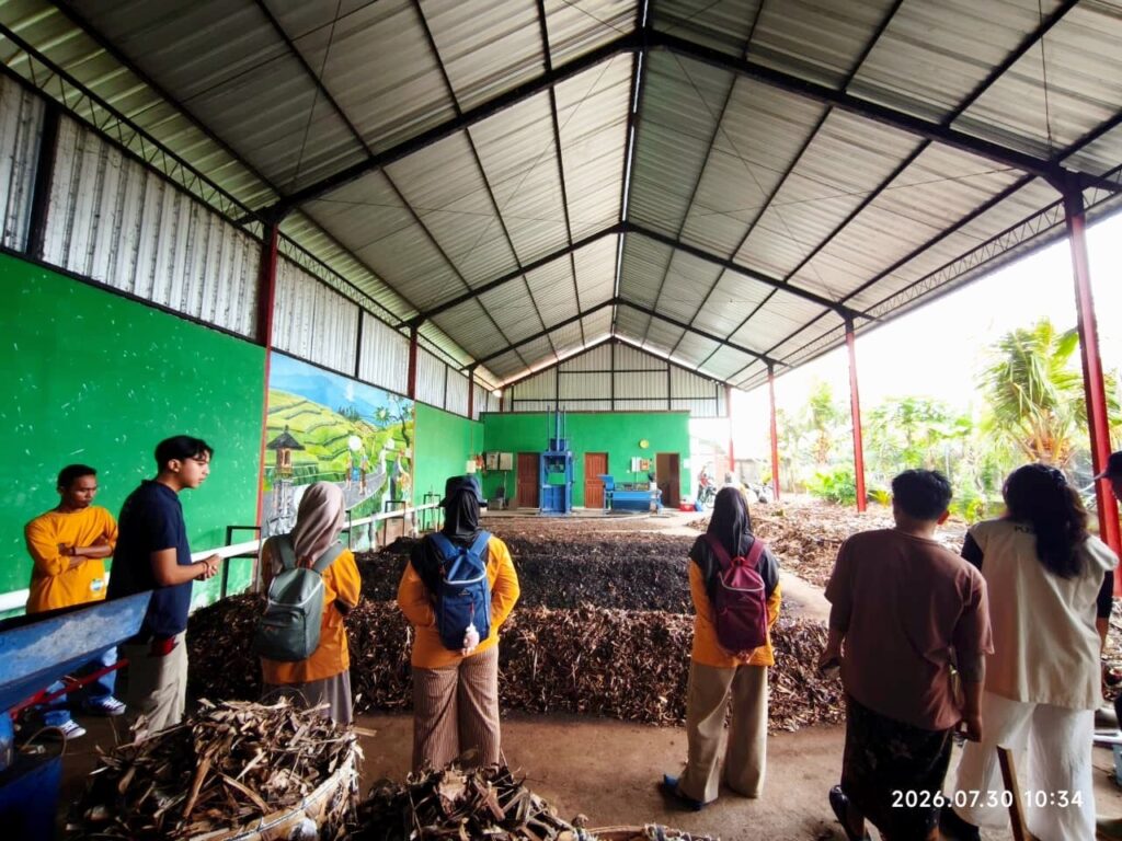 Pengurus Bank Sampah Sintuvu belajar praktik pengelolaan sampah organik dan plastik di Bank Sampah dan TPS3R Sidan, Bali, sebagai bagian dari upaya memperkuat kapasitas.