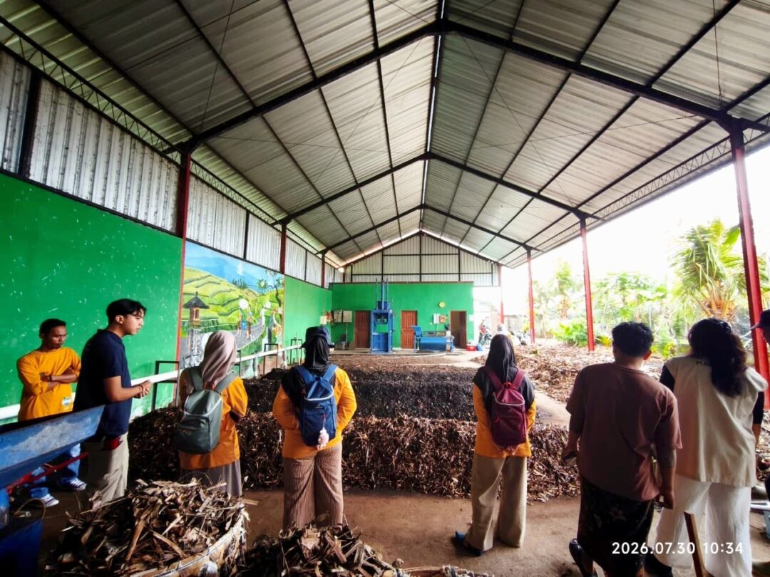 Pengurus Bank Sampah Sintuvu belajar praktik pengelolaan sampah organik dan plastik di Bank Sampah dan TPS3R Sidan, Bali, sebagai bagian dari upaya memperkuat kapasitas.