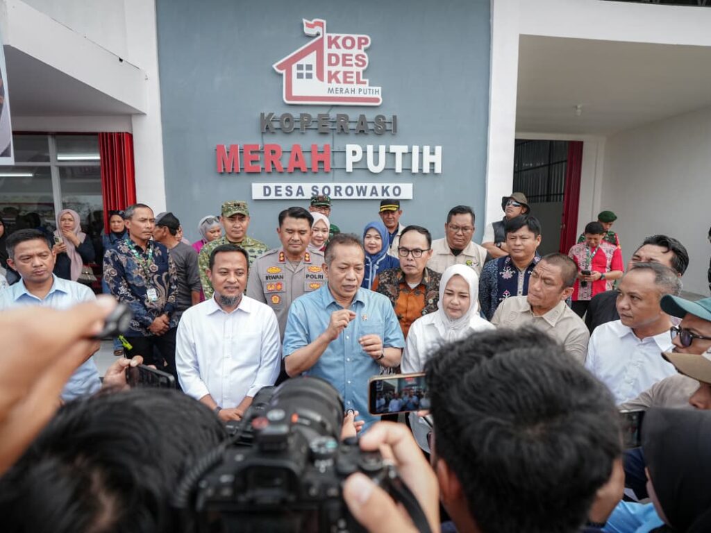 Gubernur Andi Sudirman & Menkop Ferry tinjau KDKMP Sorowako di Luwu Timur, Sabtu (10/10/26), guna tingkatkan pemasaran UMKM lokal.