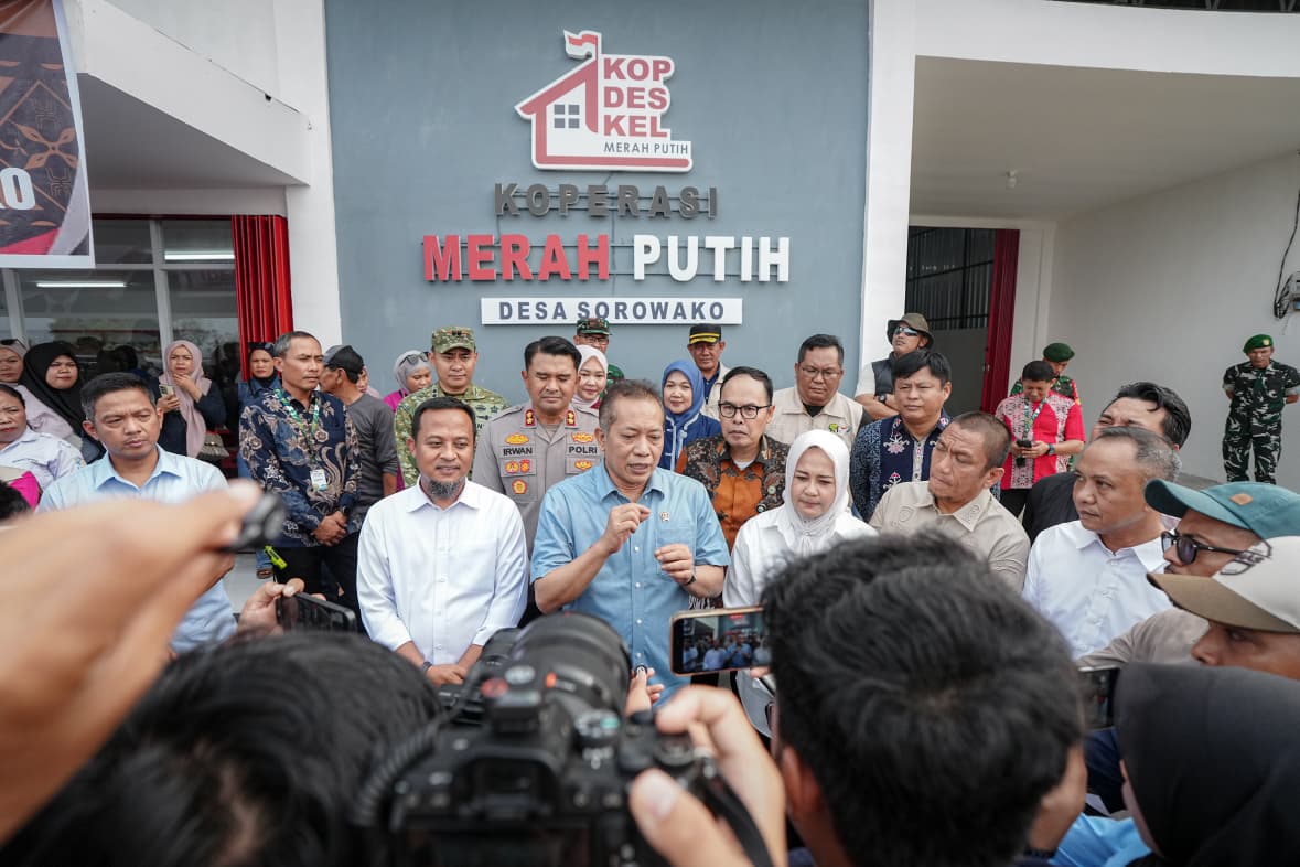 Gubernur Andi Sudirman & Menkop Ferry tinjau KDKMP Sorowako di Luwu Timur, Sabtu (10/10/26), guna tingkatkan pemasaran UMKM lokal.