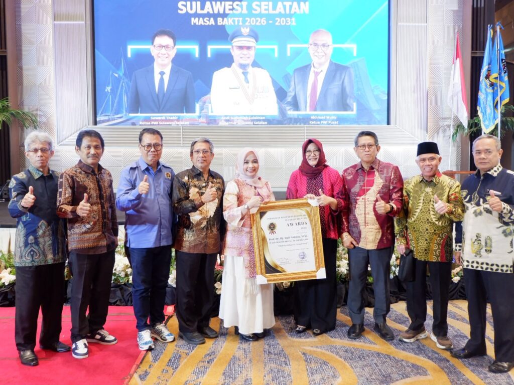 PWI Sulsel menyerahkan PWI Sulsel Award kepada Prof Andi Aslinda atas komitmennya mendorong pembelajaran transformatif di Universitas Negeri Makassar.