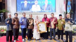 PWI Sulsel Beri Penghargaan kepada Prof Andi Aslinda atas Konsistensi Dorong Pembelajaran Transformatif