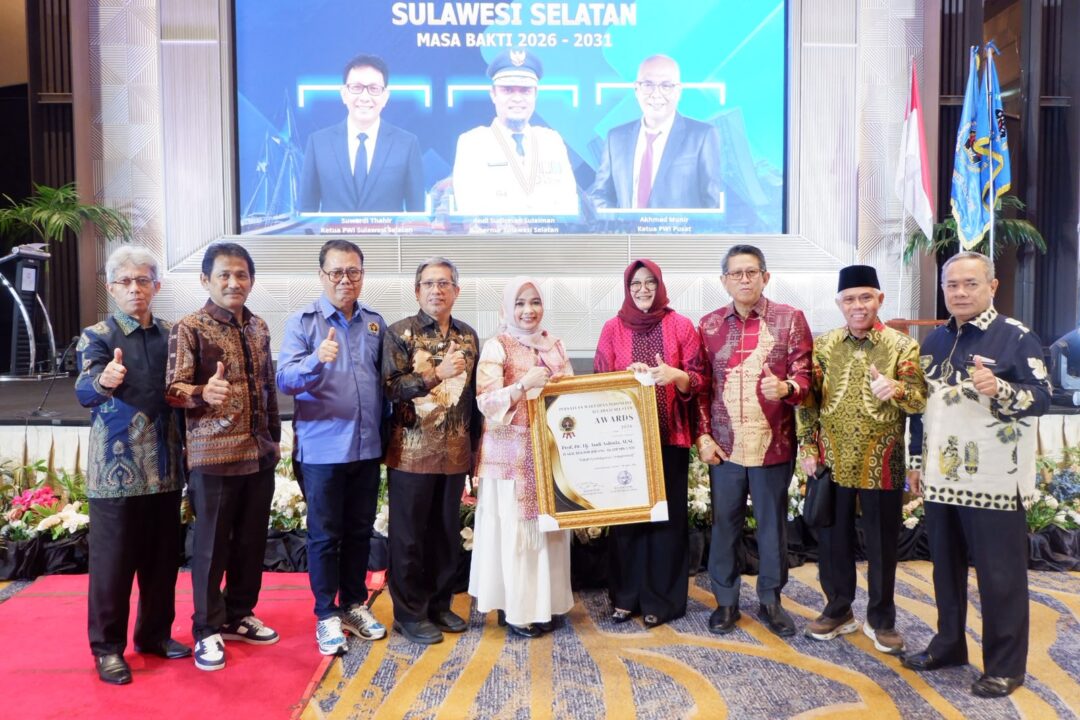 PWI Sulsel menyerahkan PWI Sulsel Award kepada Prof Andi Aslinda atas komitmennya mendorong pembelajaran transformatif di Universitas Negeri Makassar.