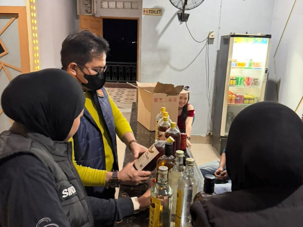 Satresnarkoba Polres Pangkep Gelar KRYD di Dua Tempat Karaoke, Amankan 27 Botol Minuman Keras
