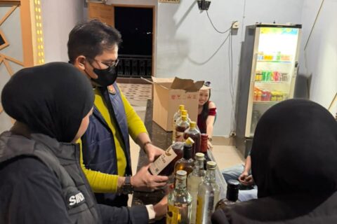 Satresnarkoba Polres Pangkep Gelar KRYD di Dua Tempat Karaoke, Amankan 27 Botol Minuman Keras