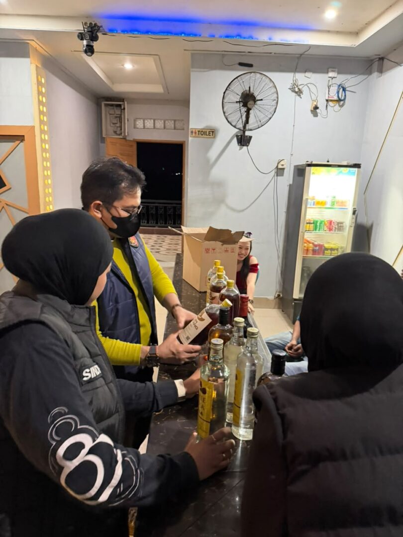 Satresnarkoba Polres Pangkep menggelar KRYD di dua tempat karaoke pada Sabtu (17/10/2026) malam dan mengamankan 27 botol minuman keras.