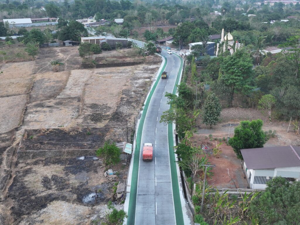 Gubernur Sulsel Andi Sudirman Sulaiman meresmikan peresmian jalan Burung-Burung–Bili-Bili di Pattallassang Gowa.