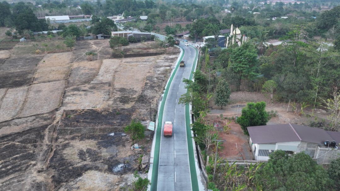 Gubernur Sulsel Andi Sudirman Sulaiman meresmikan peresmian jalan Burung-Burung–Bili-Bili di Pattallassang Gowa.