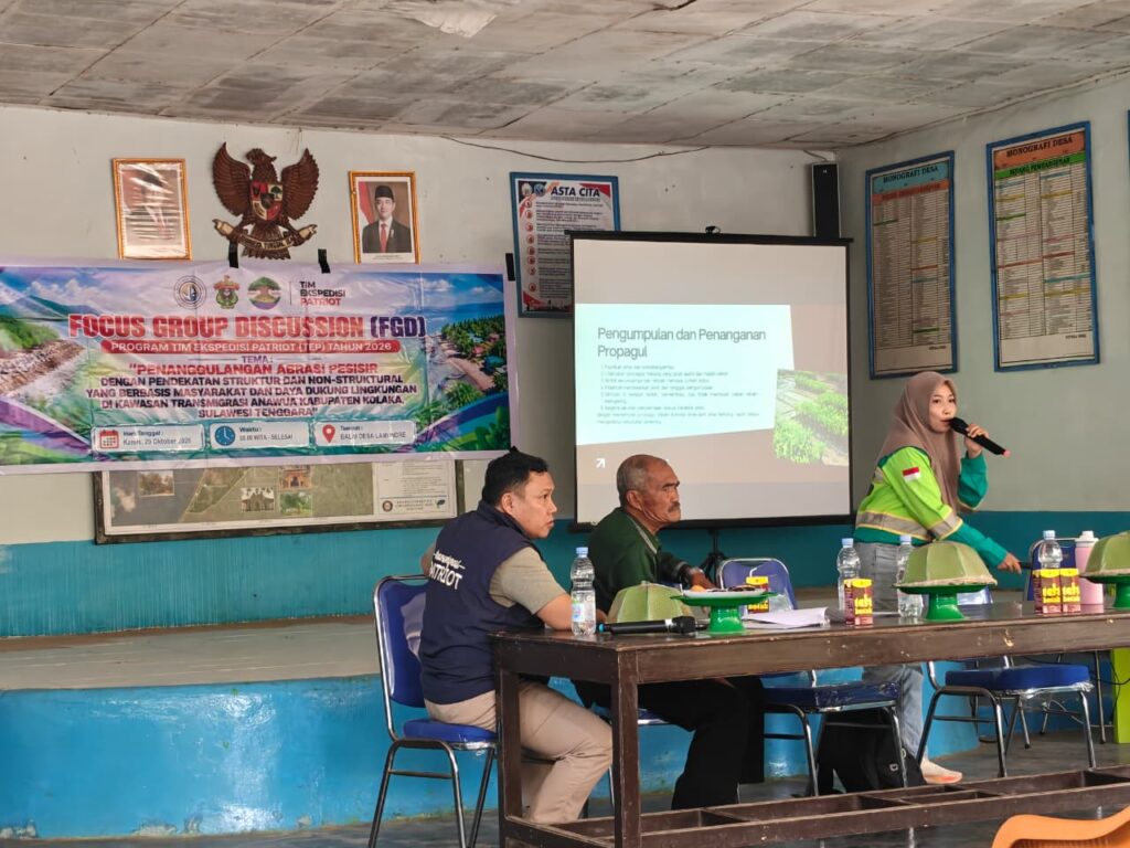 Tim Ekspedisi Patriot 2026 bersama warga Desa Lamundre mengembangkan upaya perlindungan pesisir melalui pembangunan pemecah ombak dan pembibitan tanaman pantai.