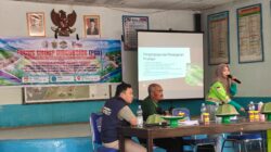 Tim Ekspedisi Patriot 2026 bersama warga Desa Lamundre mengembangkan upaya perlindungan pesisir melalui pembangunan pemecah ombak dan pembibitan tanaman pantai.