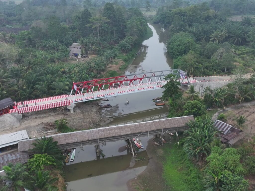 Gubernur Sulawesi Selatan Andi Sudirman Sulaiman meresmikan Jembatan Salujambu Andalan yang menghubungkan Kabupaten Luwu dan Luwu Utara.