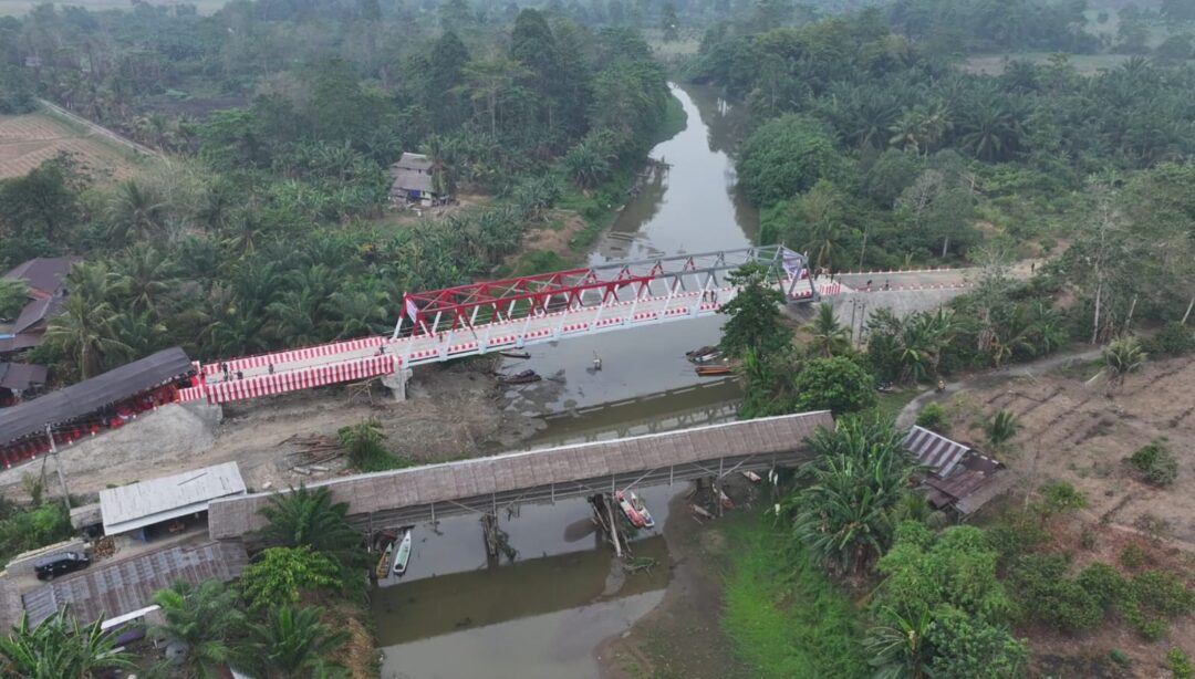 Gubernur Sulawesi Selatan Andi Sudirman Sulaiman meresmikan Jembatan Salujambu Andalan yang menghubungkan Kabupaten Luwu dan Luwu Utara.